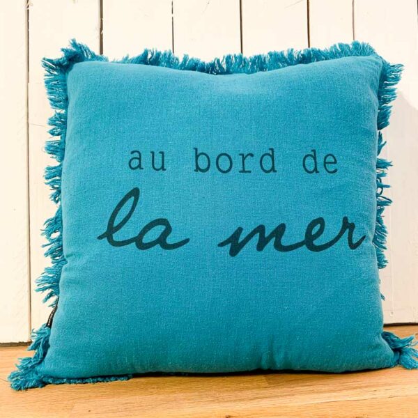 coussin frange au bord de la mer carré bleu sophie janiere