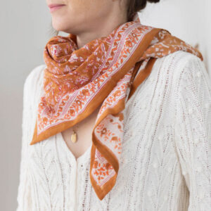 grand foulard sarika caramel