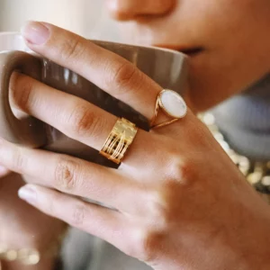 bague cornelia acier dore nacre portee 760x886 crop center