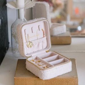 Boîte à bijoux de voyage Corinne en moumoute Maison Scarlett