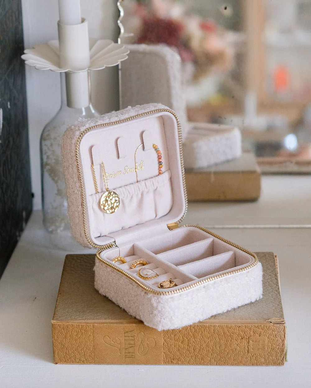Boîte à bijoux de voyage Corinne en moumoute Maison Scarlett