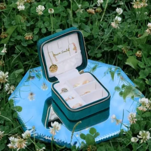 Boîte à bijoux de voyage Corinne en velours côtelé Vert Maison Scarlett