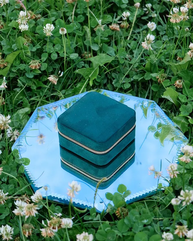 Boîte à bijoux de voyage Corinne en velours côtelé Vert Maison Scarlett b