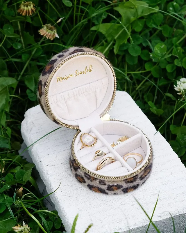 Boîte à bijoux de voyage Yvonne en léopard Maison Scarlett