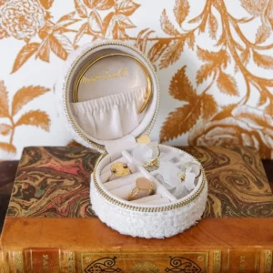 Boîte à bijoux de voyage Yvonne en moumoute Maison Scarlett