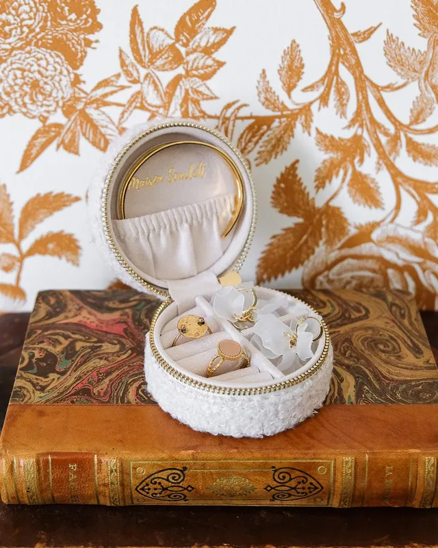 Boîte à bijoux de voyage Yvonne en moumoute Maison Scarlett