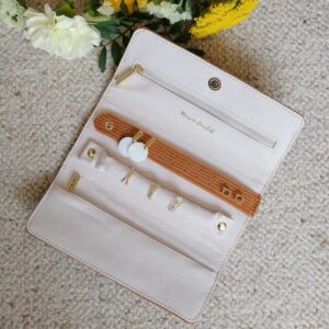 Pochette à bijoux Catherine en velours côtelé Camel Maison Scarlett