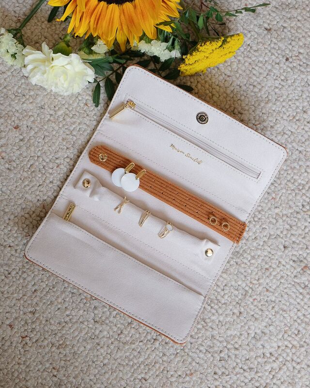 Pochette à bijoux Catherine en velours côtelé Camel Maison Scarlett